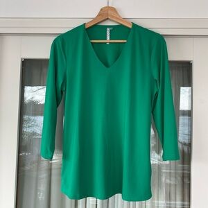 NWT Lulu B UPF50+ Kelly green v-neck women’s
